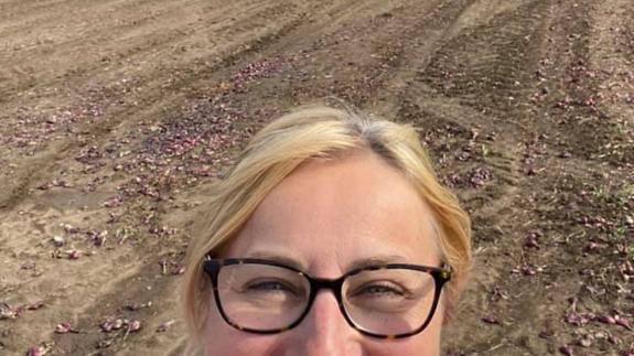 Cambs Times: Community Hub Co-Ordinator at FACT, Nicola Christy (pictured) collecting red onions from a field with volunteers. Cambs Times: Community Hub Co-Ordinator at FACT, Nicola Christy (pictured) collecting red onions from a field with volunteers.